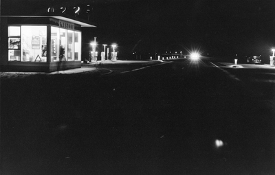 839533 Gezicht op het Esso benzinestation van de Fa. J. Stoof aan de provinciale weg P03 (Woerden-Vinkeveen) bij avond, ...